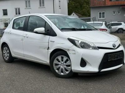 Gebraucht Toyota Yaris Hybrid Life 75 PS (55 kW) 2013 Super white 2 Kleinwagen