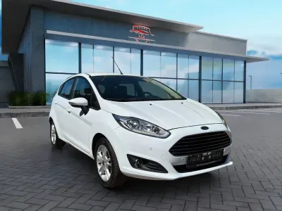 Gebraucht Ford Fiesta Trend 101 PS (74 kW) 2015 Weiß Kleinwagen