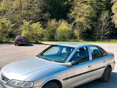 Usata Opel Vectra 100 CV (73 kW) 1996 Argento Berlina