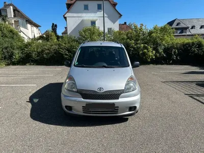Gebraucht Toyota Yaris Verso 86 PS (63 kW) 2002 Silber Van / Kleinbus