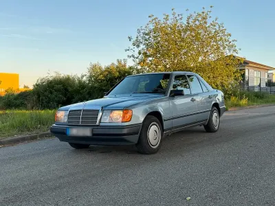 Gebraucht Mercedes E230 132 PS (97 kW) 1986 Blau Limousine