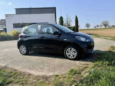 Gebraucht Hyundai i10 67 PS (49 kW) 2023 Schwarz Kleinwagen