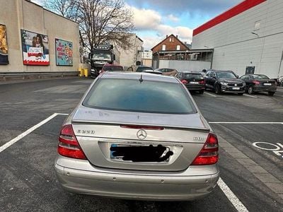 Gold Gebraucht 2023 Mercedes E220 Limousine | 3.300 €
