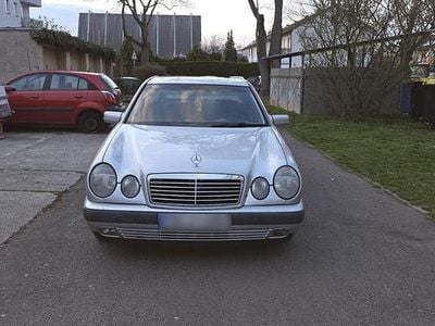Gebraucht Mercedes E220 102 PS (75 kW) 1999 Grau Limousine