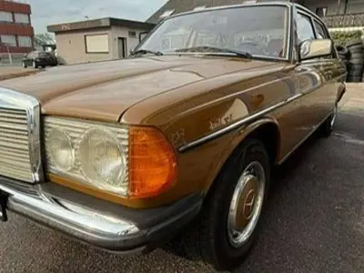 Gebraucht Mercedes 230 109 PS (80 kW) 1979 Braun Limousine