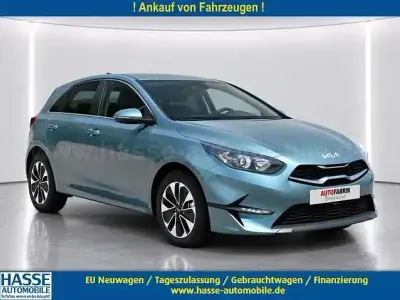 Neu Kia Ceed Gold 140 PS (102 kW) 2025 Yucca stahlgrau metallic Kleinwagen