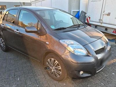 Gebraucht Toyota Yaris 99 PS (72 kW) 2011 Grau Kleinwagen
