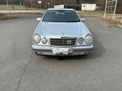 Używany Mercedes E290 129 KM (94 kW) 1996 Srebrny Sedan/Limuzyna