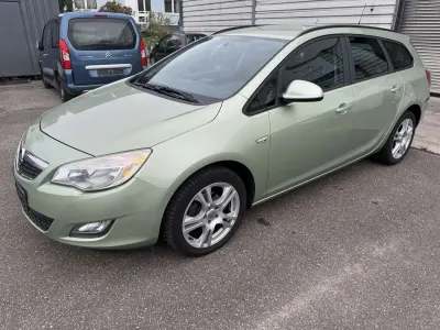 Gebraucht Opel Astra Design Edition 120 PS (88 kW) 2011 Fresh mint Kombi