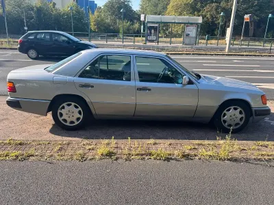 Gebraucht Mercedes 230 132 PS (97 kW) 1992 Silber Limousine