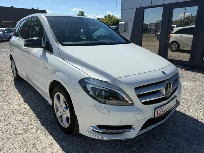 Gebraucht Mercedes B180 122 PS (89 kW) 2012 Weiß Kleinwagen