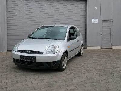 Używany Ford Fiesta 80 KM (58 kW) 2004 Srebrny Hatchback