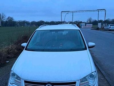 Weiß Gebraucht 2010 VW Touran Van / Kleinbus | 4.800 € (Guter Preis)