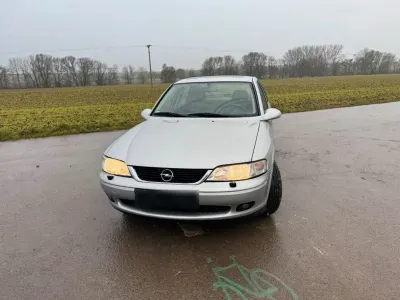 Gebraucht Opel Vectra 116 PS (85 kW) 1999 Silber Limousine