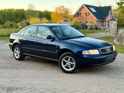 Używany Audi A4 100 KM (73 kW) 1995 Niebieski Sedan/Limuzyna