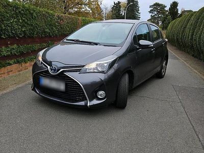 Gebraucht Toyota Yaris Hybrid 101 PS (74 kW) 2017 Grau Kleinwagen
