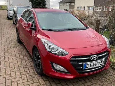Gebraucht Hyundai i30 Trend 110 PS (80 kW) 2016 Rot Limousine