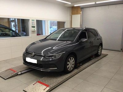 Gebraucht VW Golf VIII Active 131 PS (96 kW) 2023 Delfingrau metallic Limousine