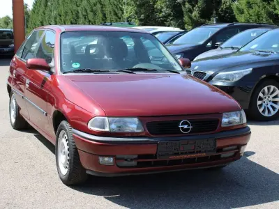 Gebraucht Opel Astra 75 PS (55 kW) 1996 Rot Limousine