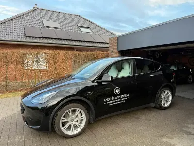 Begagnad Tesla Model Y 2024 Svart SUV
