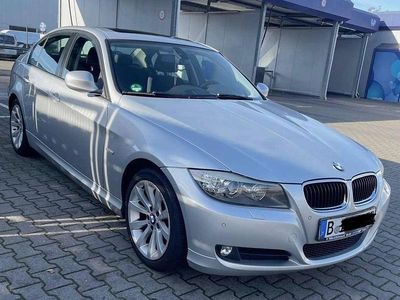 Gebraucht BMW 318 143 PS (105 kW) 2011 Silber Limousine