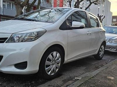 Gebraucht Toyota Yaris 99 PS (72 kW) 2013 Weiß Kleinwagen