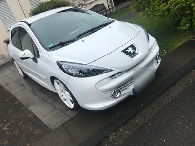 gebraucht Peugeot 207 mit vielen Extras und sehr sportlichen Anblick