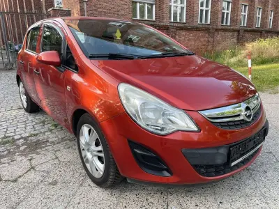 Gebraucht Opel Corsa Selection 86 PS (63 kW) 2012 Henna (blood orange)/curry red Kleinwagen