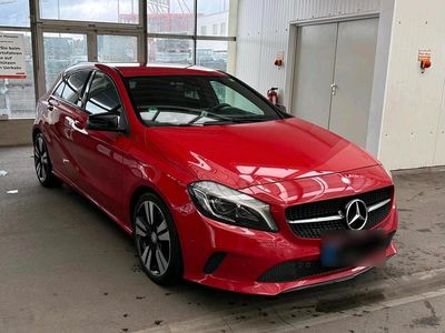 Gebraucht Mercedes A180 109 PS (80 kW) 2016 Rot Limousine