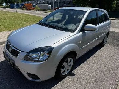Gebraucht Kia Rio Vision 75 PS (55 kW) 2010 Silber Kleinwagen