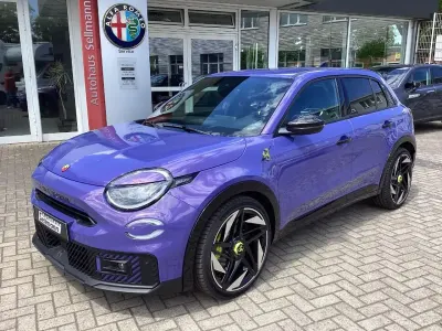 Ny Fiat 600E Abarth 206 kW (281 HK) 2025 Lila Sedan