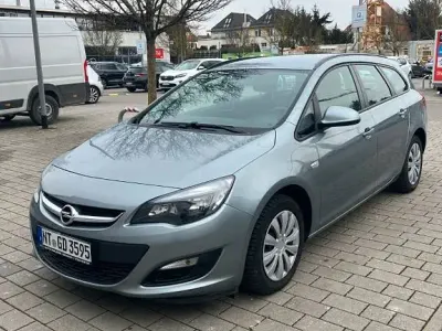 Gebraucht Opel Astra Edition 140 PS (102 kW) 2012 Silber Kombi