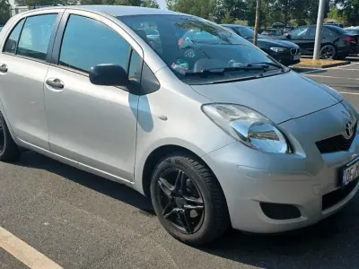 Gebraucht Toyota Yaris 99 PS (72 kW) 2011 Silber Kleinwagen