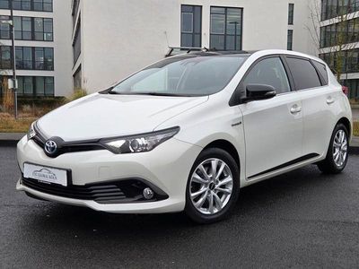 Weiß Gebraucht 2017 Toyota Auris Hybrid Style Limousine | 14.999 € (Etwas zu teuer)