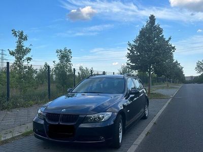 gebraucht BMW 320 i Dunkelblau