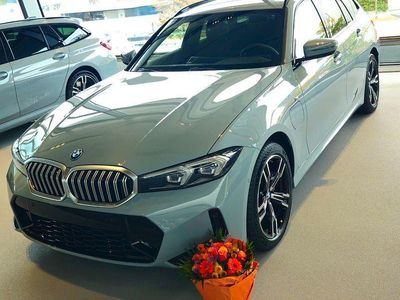 Grau Neu 2025 BMW 330e M Sport Kombi | 59.800 € (Fairer Preis)