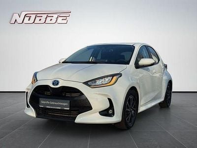 Gebraucht Toyota Yaris Hybrid Team 116 PS (85 kW) 2023 Schneeweiß Limousine