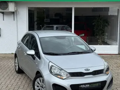 Gebraucht Kia Rio Edition 7 86 PS (63 kW) 2012 Brilliantsilber met. Kleinwagen