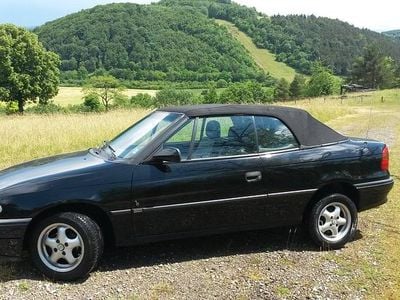 Używany Opel Astra Cabriolet 71 KM (52 kW) 1996 Czarny Kabriolet