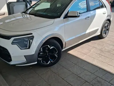 Używany Kia e-Niro Inspiration 150 kW (204 KM) 2024 Biały SUV