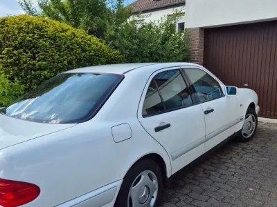 Gebraucht Mercedes E220 95 PS (69 kW) 1995 Weiß Limousine