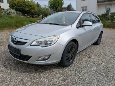 Gebraucht Opel Astra Edition 110 PS (80 kW) 2012 Silber Kombi