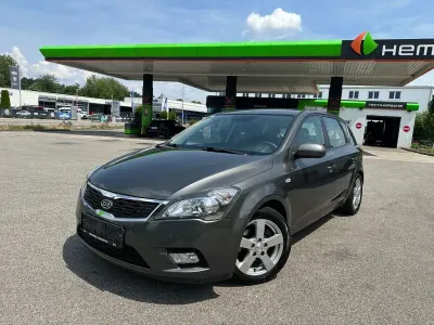 Gebraucht Kia Ceed Vision 90 PS (66 kW) 2011 Silber Kleinwagen