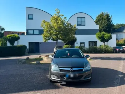 Gebraucht Opel Astra GTC 115 PS (84 kW) 2011 Grau Kleinwagen