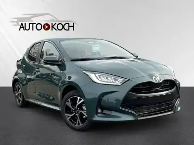 Neu Toyota Yaris Hybrid 131 PS (96 kW) 2025 Grün Limousine
