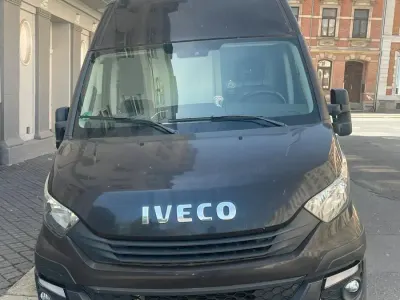 Gebraucht Iveco Daily 156 PS (114 kW) 2018 Braun Van / Kleinbus