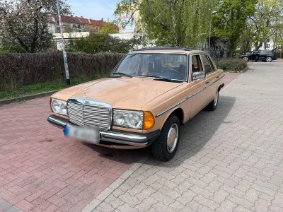 Używany Mercedes 230 109 KM (80 kW) 1979 Beżowy Sedan/Limuzyna