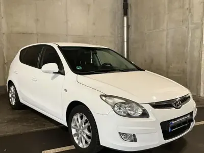 Gebraucht Hyundai i30 109 PS (80 kW) 2010 Weiß Limousine