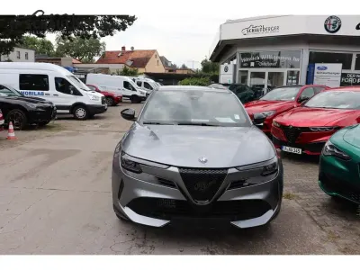 Neu Alfa Romeo Junior Sprint 145 PS (106 kW) 2026 Schwarz SUV