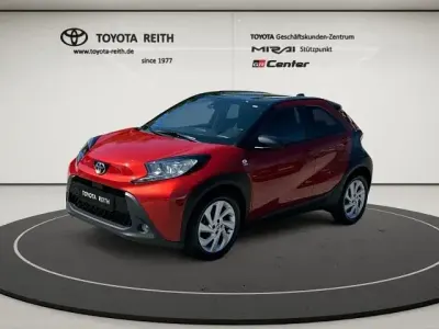 Gebraucht Toyota Aygo X Pulse 72 PS (52 kW) 2022 Chili red perleffekt/ night sky black SUV